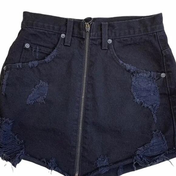 Carmar Women's Size 26 Distressed Mini Skirt Black Denim Full Zip Front Pockets - Picture 2 of 8
